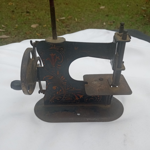 Antique Child Sewing Machine - Picture 2 of 9